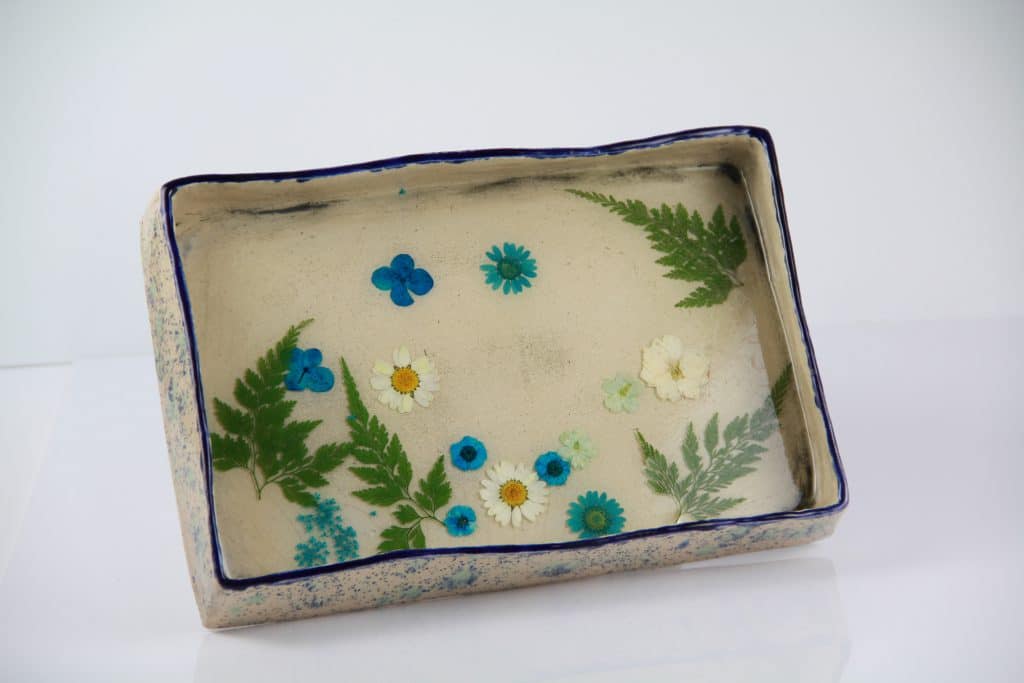 Ceramiczna taca z zatopionymi w żywicy kwiatami