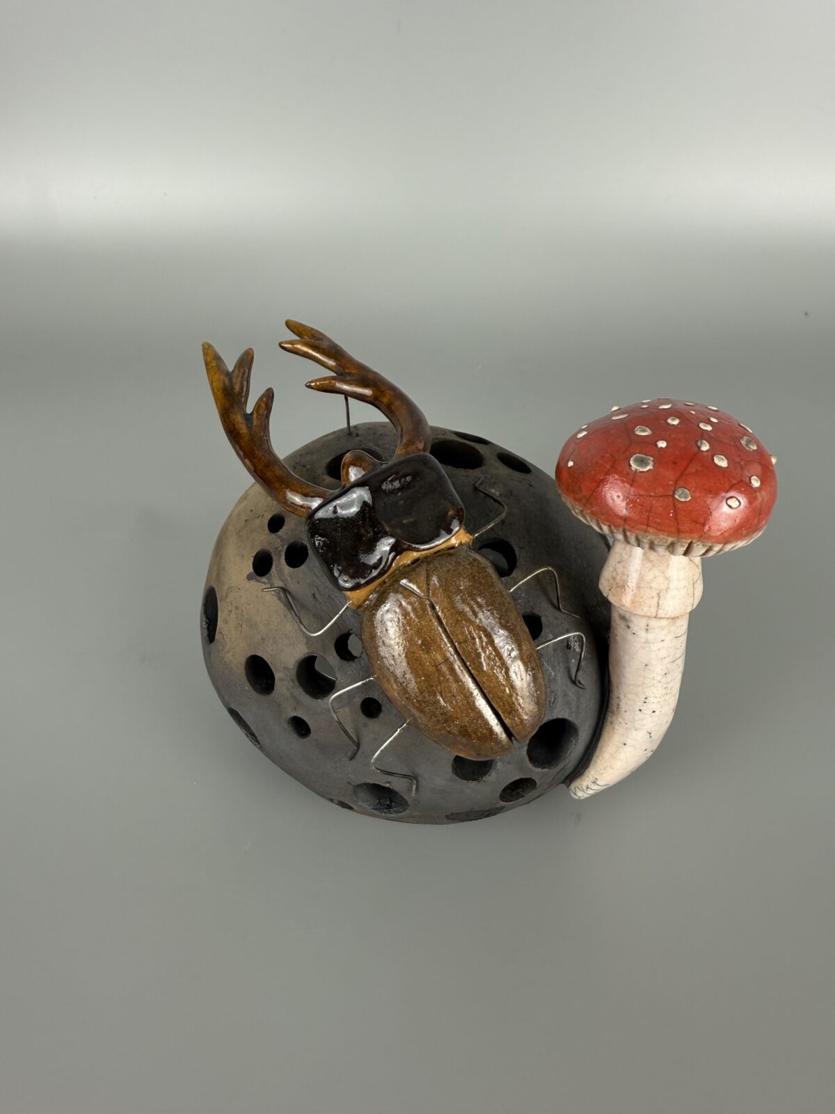 Świecznik z jelonkiem rogaczem Świecznik z jelonkiem rogaczem